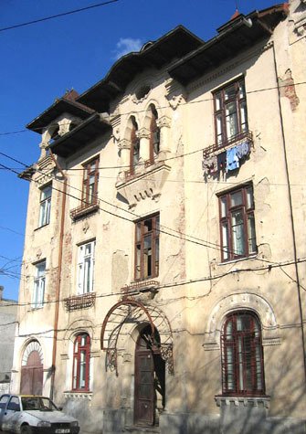 10_neo-romanian_disrepair A Neo-Romanian style building left to deteriorate, a symptomatic sight throughout post-2000s Bucharest