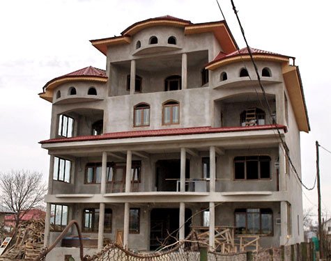 9_uglypipera A low quality, unsightly building project from NE Bucharest, type conspicuous now throughout the post 2000s city