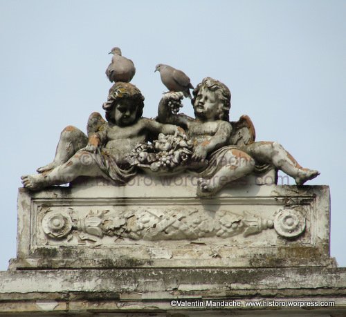 Rooftop allegorical group, Iasi