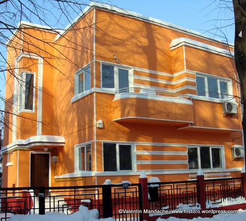 Low quality renovation of an Art Deco style house, Bucharest