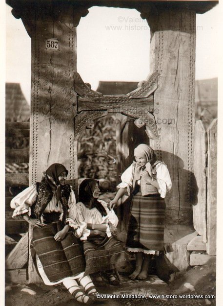 Traditional peasant gate from Muscel ethnographic area, Romania (old postcard, Valentin Mandache collection)