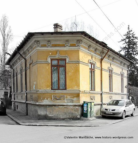 Bucharest "Little Paris" style street corner house