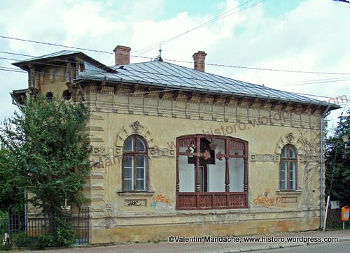 Town house with peasant style veranda, Targoviste