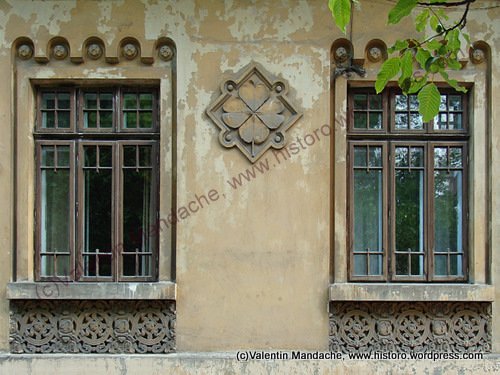 Bucharest Neo-Romanian style windows