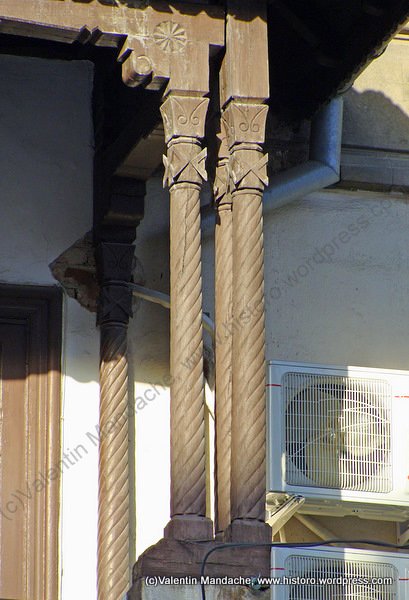 Veranda ethnographic wooden poles, Bucharest