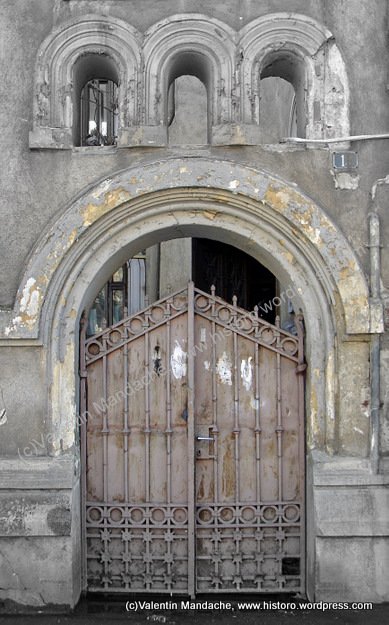 Neo-Romanian style gateway, Bucharest