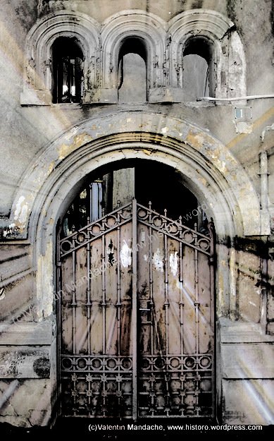 Neo-Romanian style gateway, Bucharest