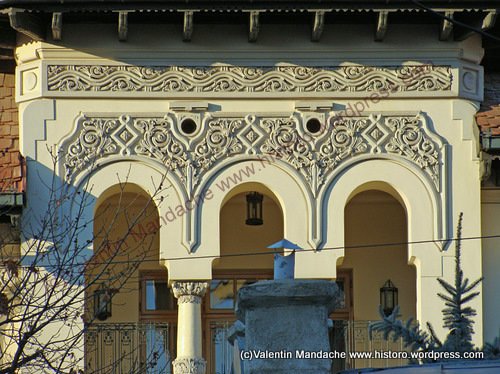 1930s Neo-Romanian style pediment, Bucharest
