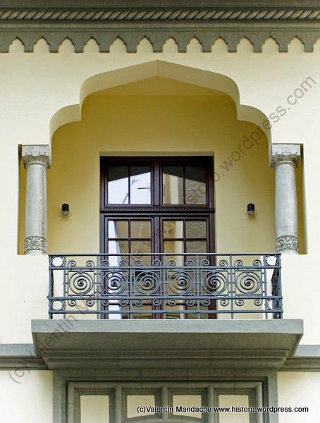 Neo-Romanian style balcony assembly, Bucharest