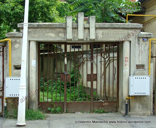 Art Deco gateway, Bucharest