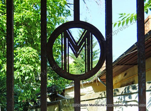 Art Deco gateway, Bucharest