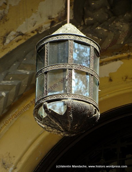Neo-Romanian style lamp, Bucharest