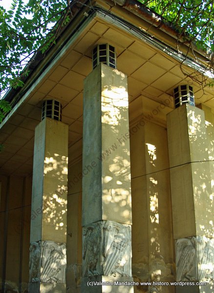 Art Deco pelicans, Bucharest