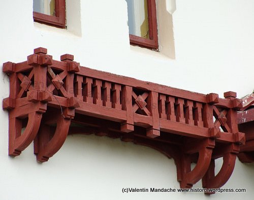 Neo-Romanian wooden jardiniere, Targoviste