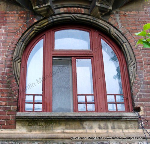 "Round" Neo-Romanian windows