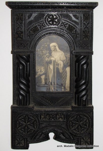 Neo-Romanian style picture frame
