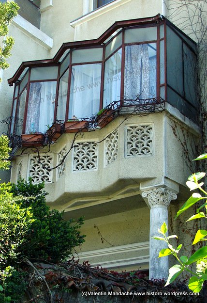 Art Deco style glazed balcony
