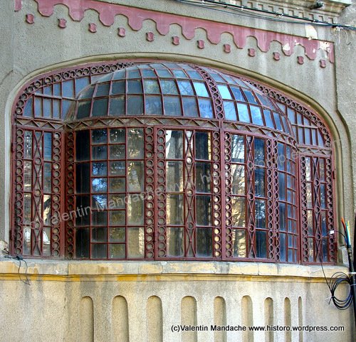 Neo-Romanian style glazed balcony