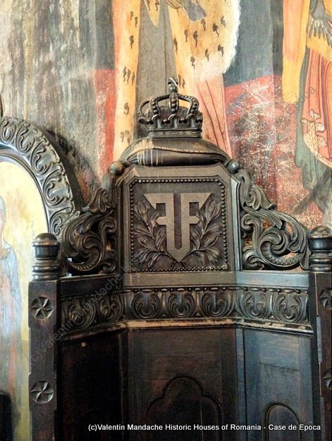 Church royal chair featuring King Ferdinand's cypher